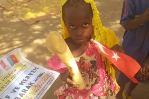 Bugün Afrika'nın 3 bölgesinde Kamerun Uganda ve madagaskar'da yetim m ve yoksul çocuklara ekmek dağıtımında bulunduk