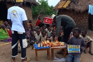 Bugün Afrika'nın 3 bölgesinde Kamerun Uganda ve madagaskar'da yetim m ve yoksul çocuklara ekmek dağıtımında bulunduk