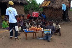 Bugün Afrika'nın 3 bölgesinde Kamerun Uganda ve madagaskar'da yetim m ve yoksul çocuklara ekmek dağıtımında bulunduk