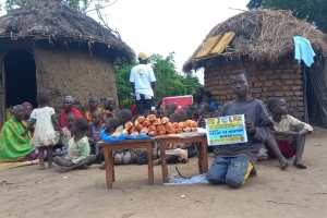 Bugün Afrika'nın 3 bölgesinde Kamerun Uganda ve madagaskar'da yetim m ve yoksul çocuklara ekmek dağıtımında bulunduk