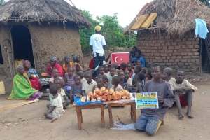Bugün Afrika'nın 3 bölgesinde Kamerun Uganda ve madagaskar'da yetim m ve yoksul çocuklara ekmek dağıtımında bulunduk