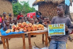 Bugün Afrika'nın 3 bölgesinde Kamerun Uganda ve madagaskar'da yetim m ve yoksul çocuklara ekmek dağıtımında bulunduk