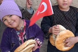 2023 yılının ilk yurtdışı faaliyetini Afganistan'da ekmek dağıtarak yaptık