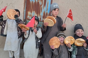 2023 yılının ilk yurtdışı faaliyetini Afganistan'da ekmek dağıtarak yaptık