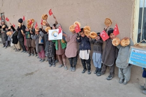 2023 yılının ilk yurtdışı faaliyetini Afganistan'da ekmek dağıtarak yaptık