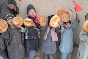 2023 yılının ilk yurtdışı faaliyetini Afganistan'da ekmek dağıtarak yaptık