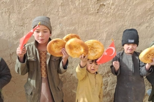 2023 yılının ilk yurtdışı faaliyetini Afganistan'da ekmek dağıtarak yaptık