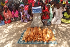 Afrika Kamerun'da ekmek dağıtımı Ocak 2023