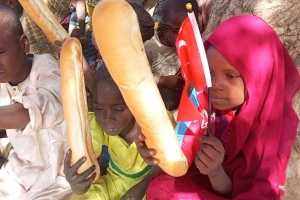 Afrika Kamerun'da ekmek dağıtımı Ocak 2023