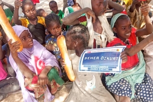 Afrika Kamerun'da ekmek dağıtımı Ocak 2023