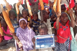 Afrika Kamerun'da ekmek dağıtımı Ocak 2023