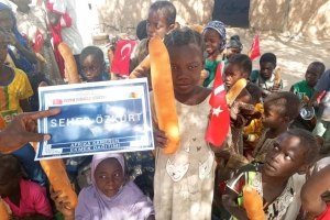 Afrika Kamerun'da ekmek dağıtımı Ocak 2023