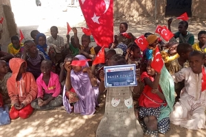 Afrika Kamerun'da ekmek dağıtımı Ocak 2023