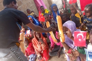 Afrika Kamerun'da ekmek dağıtımı Ocak 2023