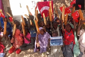 Afrika Kamerun'da ekmek dağıtımı Ocak 2023