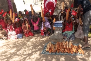 Afrika Kamerun'da ekmek dağıtımı Ocak 2023