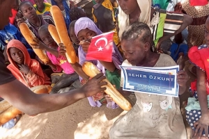 Afrika Kamerun'da ekmek dağıtımı Ocak 2023