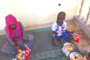 Afrika Kamerun'da yemek dağıtımı ocak 2023