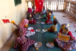 Afrika Kamerun'da yemek dağıtımı ocak 2023