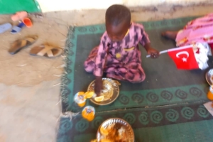 Afrika Kamerun'da yemek dağıtımı ocak 2023