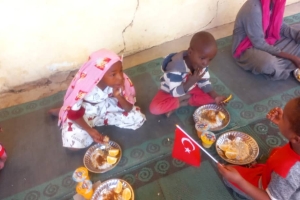 Afrika Kamerun'da yemek dağıtımı ocak 2023