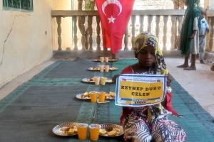 Afrika Kamerun'da yemek dağıtımı ocak 2023