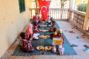 Afrika Kamerun'da yemek dağıtımı ocak 2023