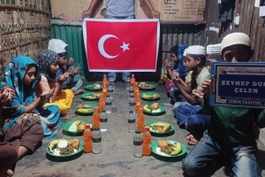 Arakan kamplarında yemek dağıtımı 