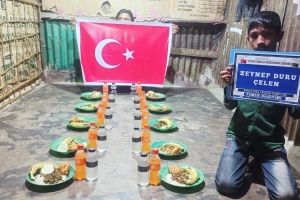 Arakan kamplarında yemek dağıtımı 