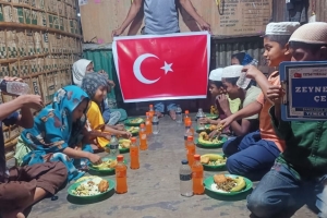 Arakan kamplarında yemek dağıtımı 