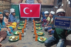 Arakan kamplarında yemek dağıtımı 