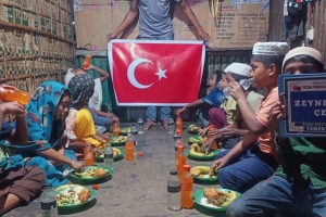 Arakan kamplarında yemek dağıtımı 