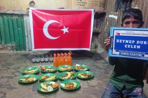 Arakan kamplarında yemek dağıtımı 