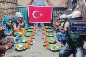 Arakan kamplarında yemek dağıtımı 