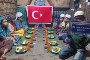 Arakan kamplarında yemek dağıtımı 
