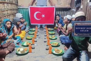 Arakan kamplarında yemek dağıtımı 