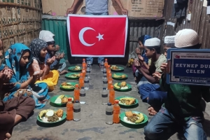 Arakan kamplarında yemek dağıtımı 