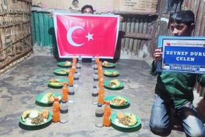 Arakan kamplarında yemek dağıtımı 