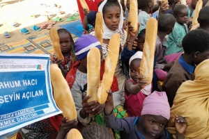 Uganda Kamerun ekmek dağıtımı 