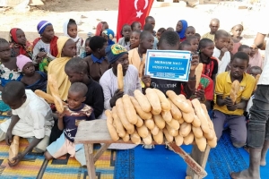 Uganda Kamerun ekmek dağıtımı 