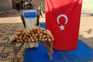 Uganda Kamerun ekmek dağıtımı 