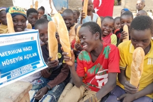 Uganda Kamerun ekmek dağıtımı 