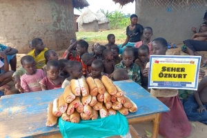 Uganda Kamerun ekmek dağıtımı 