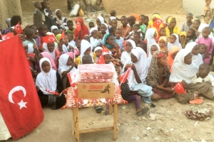 Bugün Afrikada ki yetim yoksul çocuklara bisküvi dagitiminda bulunduk