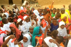 Bugün Afrikada ki yetim yoksul çocuklara bisküvi dagitiminda bulunduk