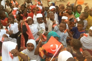 Bugün Afrikada ki yetim yoksul çocuklara bisküvi dagitiminda bulunduk