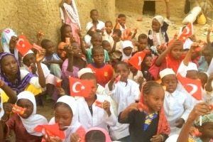 Bugün Afrikada ki yetim yoksul çocuklara bisküvi dagitiminda bulunduk