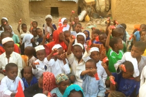 Bugün Afrikada ki yetim yoksul çocuklara bisküvi dagitiminda bulunduk