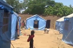 Bugün Afrika kamerunda şiddetli yağışlar ve seller sonucunda evsiz kalan çadırlarda yaşayan yetim yoksul ailelere ekmek dağıtımında bulunduk Kasım 2022