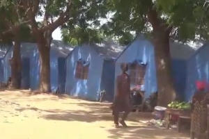 Bugün Afrika kamerunda şiddetli yağışlar ve seller sonucunda evsiz kalan çadırlarda yaşayan yetim yoksul ailelere ekmek dağıtımında bulunduk Kasım 2022